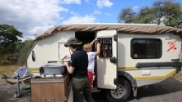 Większa przyczepa – Jurgens Safari Xplorer (dmc 1650 kg) skrywa m.in. 100-litrowy zbiornik na świeżą wodę i gości w komfortowych warunkach 4 osoby. Przyczepy wyposaża się w panele – popularne solary stanowią zwykle jedyne źródło prądu, także na kempingach! - zdjęcie 6